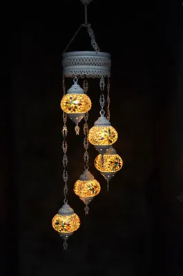 Obrázek produktu pro Stropní lampa s pěti barevnými skleněnými koulemi s mozaikovým vzorem v žluté a krémové barvě, orientální marocká stropní svítilna