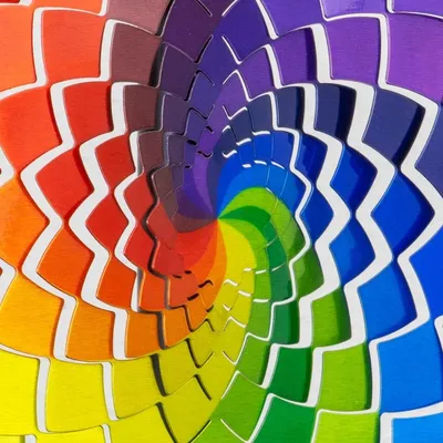 Produktbild von Metallene Windglocke Rainbow Star 250 leicht drehende Windspiel - farbenfroh und stimmungsvoll - inklusive Aufhängung - Zimmer, Fenster und Gartendekoration - Ø 25cm