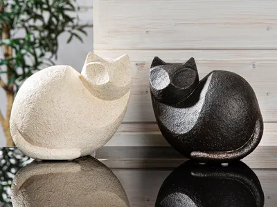Produktbild von Gilde Figur, Katze, Gea, Kunstharz, schwarz, weiß, VE 4, 2fach sortiert Höhe: 15.00 cm Breite: 16.50 cm Tiefe: 10.50cm 52969