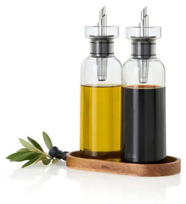 Produktbild von AdHoc Set Öl- und Essigspender Menage AromaPour, mit original AdHoc PreciseFlow, Füllmenge ca. je 300 ml, Glas/Edelstahl/Silikon/Akazienholz, L: 16 cm, B: 8,2 cm, H: 21,3 cm, Spender D: 5,8 cm, H: 21 cm