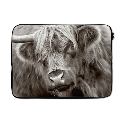 Produktbild von MuchoWow® Laptop Hülle 13 Zoll Schottischer Highlander - Schwarz - Weiß - Hörner Laptoptasche - Laptophülle - Sleeve - Rundumschutz
