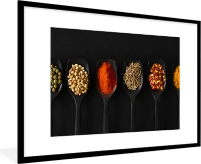 Produktbild von MuchoWow® Gerahmtes Poster Gewürze auf einem schwarzen Löffel 90x60 cm - Poster mit Schwarzem Bilderrahmen Wandposter Rahmen Foto Bilder - Wanddekoration - Fotos