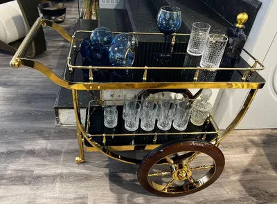 Obrázok produktu pre Casa Padrino luxusný servírovací vozík zlatý / hnedý / čierny 98 x 48 x v. 85 cm - vozík z nehrdzavejúcej ocele so sklenenými taniermi - Hotelový reštauračný vozík - Príslušenstvo pre hotely a reštaurácie