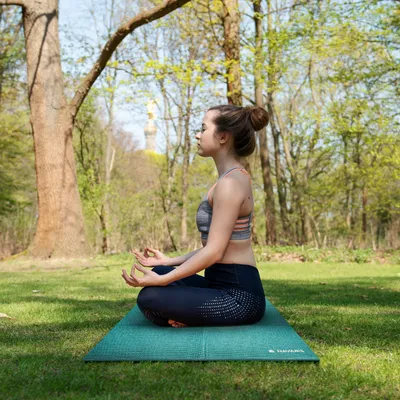 Produktbild von Navaris Klappbare Yoga Matte Fitnessmatte - 4mm Sportmatte Fitness Pilates Sport Gymnastikmatte rutschfest - Reise Yogamatte faltbar - versch. Farben