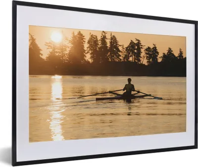 Produktbild von MuchoWow® Gerahmtes Poster Ein Mann rudert bei Sonnenuntergang 60x40 cm - Poster mit Schwarzem Bilderrahmen Wandposter Rahmen Foto Bilder - Schlafzimmer - Plakat in Rahmen - Drucken