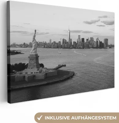 Produktbild von MuchoWow® - Leinwandbilder - Freiheitsstatue mit New Yorker Skyline in schwarz-weiß, Wandbild, Wanddeko Bilder Wohnzimmer, 120x80 cm