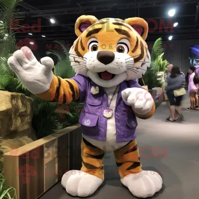 Produktbild von Lila REDBROKOLY Tiger Maskottchen Kostüm figur bekleidet mit Cargo-Shorts und Broschen