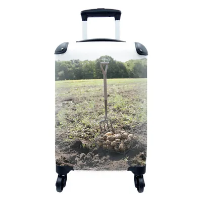 Produktbild von MuchoWow® Koffer Handgepäck Trolley Rollkoffer Kleine Reisekoffer mit 4 Rollen - Eine Mistgabel bei der Kartoffelernte - Cabin Size < 55x40x23 cm & 55x40x20 cm - Fotokoffer - Kabinenkoffer - Boardgepäck - Reise-Box - Reisekoffer - Reisegepäck - Koffer mit Bild - Trolley für Kinder
