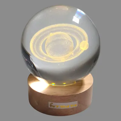 Produktbild von formano Kristallkugel Saturn 3D mit LED Holzsockel 8cm eingelaserter Weltkugel