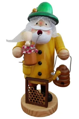 Imker trägt gelben Anzug und grünen Hut, der mit einem Schleier zum Schutz vor Bienen versehen ist.
