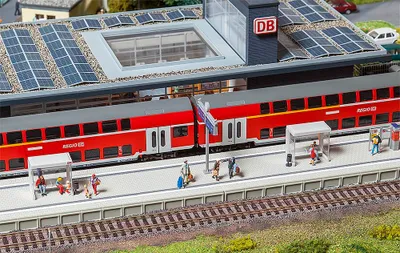 Obrázok produktu pre Faller 120202 Moderná železničná plošina s príslušenstvom Epocha V