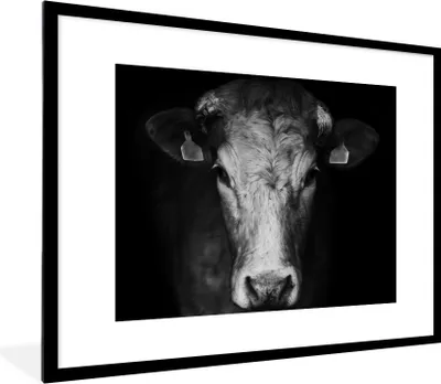 Produktbild von MuchoWow® Gerahmtes Poster Tiere - Kuh - Schwarz - Weiß - Kuhkopf 80x60 cm - Poster mit Schwarzem Bilderrahmen Wandposter Rahmen Foto Bilder - Schlafzimmer-Dekorationen - Fotoposter