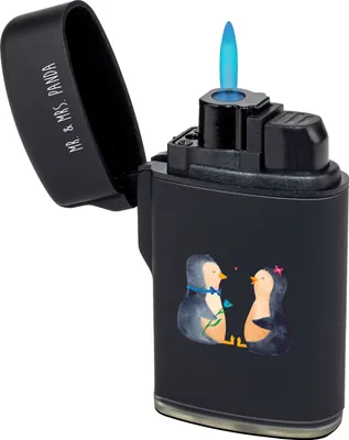 Produktbild von Mr. & Mrs. Panda Feuerzeug Pinguin Pärchen - Schwarz - Geschenk, Verknallt, gasfeuerzeuge, sturmfeuerzeug, Liebe, Hochzeitsgeschenk, Hochzeit, Hochzeitstag, Feuerzeuge