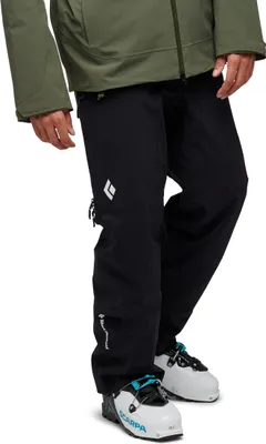 Schwarze Hardshellhosen "M Recon Insulated Pants" von Black Diamond; getragen von einem Mann; der Skischuhe trägt.
