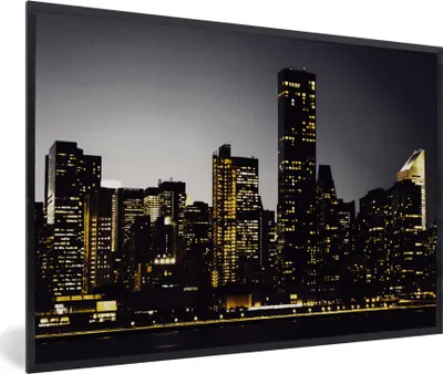 Produktbild von MuchoWow® MuchoWow® Gerahmtes Poster New York - Beleuchtung - Lampe 60x40 cm - Poster mit zchwarzem Bilderrahmen - Printing - Wanddeko Schlafzimmer