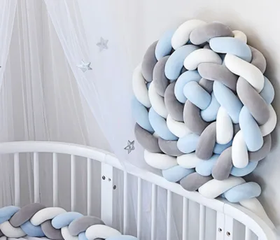 Produktbild von Bettschlange Geflochten Bettumrandung, Babybett Nestchen Stossfaenger Dekoration, Bettrolle für Krippe Kinderbett 200CM Weiß+Grau+Blau