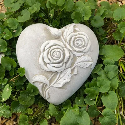Produktbild von AS Grabschmuck Gedenkstein, weiß, in Herzform mit Rosenmotiv (Design Grau), aus massivem Steinguss, Handarbeit, Patina weiß, 17cm (Länge) x 17cm (Breite) x 7.5cm (Höhe), 2.1kg. Hinweis: Abweichungen in Oberflächenstruktur und Farbgebung möglich, Luftbläschen kein Mangel.