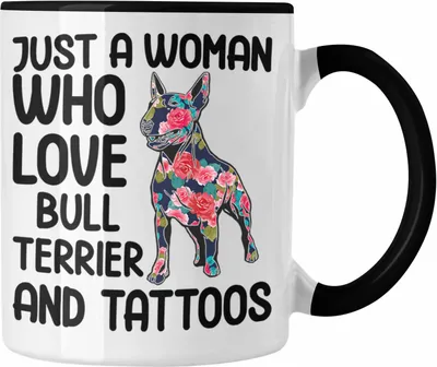 Produktbild von Trendation - Bullterrier Besitzerin Geschenk Tasse Bullterrier Tattoo Frauen Geschenk Just A Woman Who Loves Bull Terrier and Tattoos (Schwarz)
