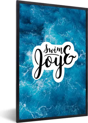 Produktbild von MuchoWow® Gerahmtes Poster Meer - Blau - Zitate - Sommer 60x90 cm - Poster mit Schwarzem Bilderrahmen Wandposter Rahmen Foto Bilder - Kunst