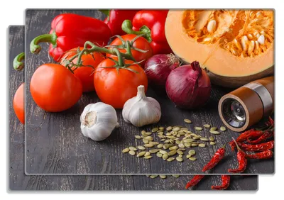Produktbild von Wallario Frühstücksbrettchen 2er Set aus Glas, je 20 x 30 cm, mit rutschfesten Füßen, Motiv Kürbissuppe - Zutaten mit Tomaten, Knoblauch, Zwiebeln und Pfeffer
