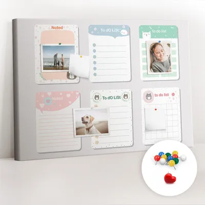 Imagen del producto de Tablero de corcho con chinchetas - Tablero con chinchetas para fotografías y notas - 100x70 cm - 100 chinchetas de colores - Notas adhesivas de colores