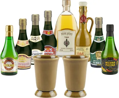 Produktbild von Setz von 8 Mets mit Keramikbechern (Honigwein Półtorak-Eineinhalber/ 3x Dwójniak-Halber / 4x Trójniak-Drittel) |1950ml | 13-16% Alkohol Metwein | Polnische Produktion