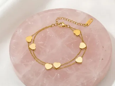 Produktbild von Lundholm Seya Armband Damen Vergoldet – Doppellagig mit Herzen und Rosenquarz – Premium Edelstahl Gold PVD – Hypoallergen Wasserfest