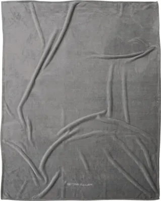 Produktbild von TOM TAILOR Wellsoft Decke, 150x200 cm, 100% Polyester/ Wellsoft, gesäumt mit Logostickerei, WELLSOFT BLANKET Grau (Moody Grey)