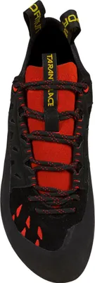 Schnür-Kletterschuh "Tarantulace" von La Sportiva in Schwarz und Rot; mit auffälligen Schnürsenkeln.