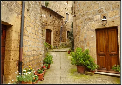 Produktbild von Wallario Wandbild Weg durch die Altstadt - Toskana in Italien, Größe: 70,30 x 100,30 cm, Poster mit schwarzem Aluminiumrahmen