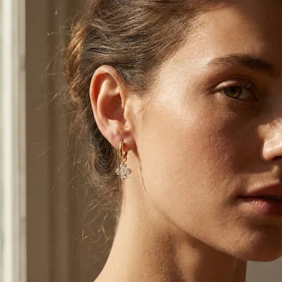 Produktbild von Lundholm Ohrhänger Damen Vergoldet my Lycka – Premium Edelstahl PVD Gold – Zirkonia Kleeblatt Glücksbringer – Hypoallergen Jewellery