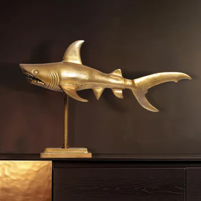 Produktbild von FineBuy Dekofigur Hai Aluminium Gold Maritim 70 cm mit Standfuß Metall Deko Alu Tischdeko Wohndeko Aluminiumdekoration Dekoration Wohnaccessoire