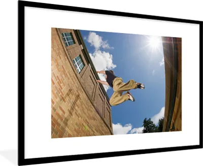 Produktbild von MuchoWow® Gerahmtes Poster Junger Mann übt Parkour 90x60 cm - Poster mit Schwarzem Bilderrahmen Wandposter Rahmen Foto Bilder - Wanddekoration - Fotos