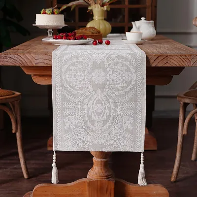 Imagen del producto de Elegante camino de mesa con diseño grabado