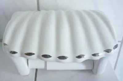 Produktbild von Toilettenpapierhalter in Form einer Muschel Dekor weiß mit platinstaffage