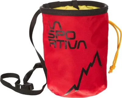 Roter Chalk Bag von La Sportiva mit schwarzem Logo und gelbem Innenfutter; geeignet für Kletterer.