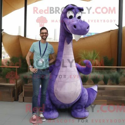 Productafbeelding van Paars REDBROKOLY Brachiosaurus mascottekostuum gekleed met een boyfriend jeans en bretels
