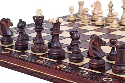Imagen del producto de Hermoso juego de ajedrez de madera, hecho a mano, que incluye el tablero y las piezas. Ideal como regalo. Dimensiones: 40 cm. Para 1-2 jugadores