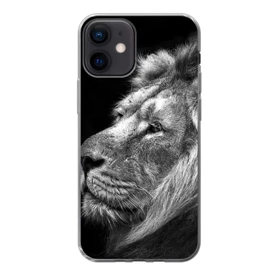 Produktbild von MuchoWow® Handyhülle Schutzhülle Hülle für iPhone 12 Löwe vor schwarzem Hintergrund in schwarz und weiß Silikon Softcase Handy Hülle - Schutzhülle