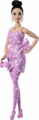 Produktbild von Barbie Deluxe Style Modepuppe Nr 11 in rosa Denim-Kleid mit Sternenaufdruck, zu Knoten gebundenes schwarzes Haar, Modepuppe, Weiblich, 4 Jahr(e), Junge/Mädchen, 295 mm, Mehrfarbig