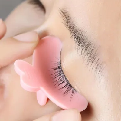 Produktbild von Wimpernzange mit Silikonkissen, 1 Stück, rutschfest, für Make-up