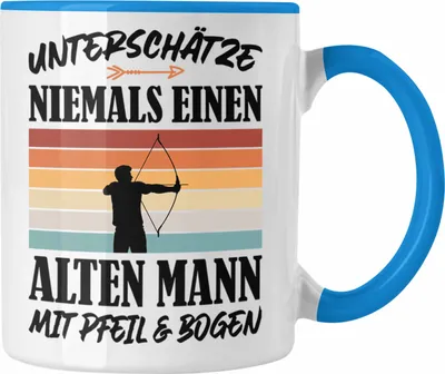 Produktbild von Trendation - Bogenschießen Geschenk Erwachsene Tasse Unterschätze Niemals Einen Alten Mann mit Pfeil und Bogen Männer Bogensport Archery (Blau)