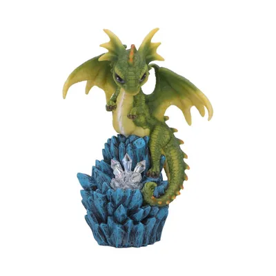 Detailreiche Figur eines jungen, grünen Drachen, der auf Haufen leuchtend blauer Kristalle sitzt.