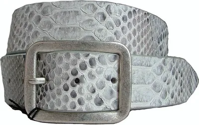 Das Bild zeigt einen weiß gefärbten Schuh aus einer speziellen Materialkombination. Der Schuh ist von der Seite zu sehen und hebt sich durch seine schlanke Form hervor.