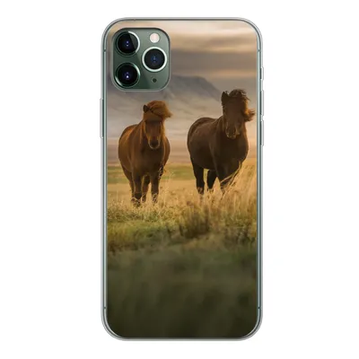 Produktbild von MuchoWow® Handyhülle Schutzhülle Hülle für iPhone 11 Pro Max Pferde - Luft - Gras Silikon Softcase Handy Hülle - Schutz