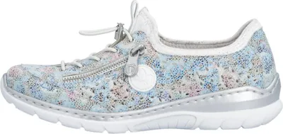 Das Bild zeigt einen flachen Schuh in einem bunten gemusterten Design. Der Schuh ist von der Seite abgebildet und hebt die Detailvielfalt des Musters hervor.