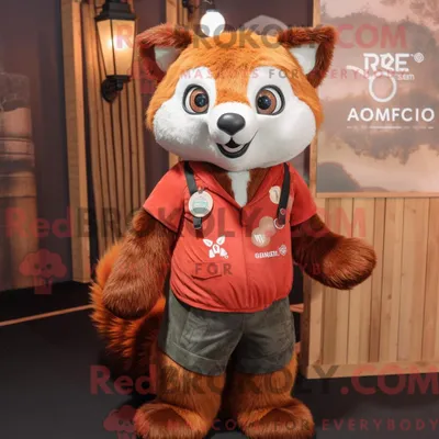 Produktbild von Rostroter REDBROKOLY Panda Maskottchen Kostüm Charakter bekleidet mit einem V-Ausschnitt T-Shirt und Haarnadeln