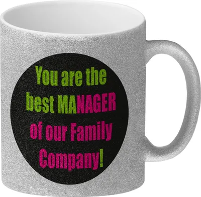 Produktbild von Manager of our Family Glitzer-Kaffeebecher mit Spruch für Mama zum Muttertag in
