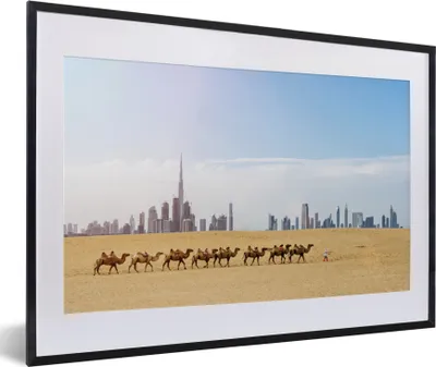 Produktbild von MuchoWow® MuchoWow® Gerahmtes Poster Kamele in der Wüste vor Dubai 60x40 cm - Poster mit zchwarzem Bilderrahmen - Schlafzimmer - Plakat in Rahmen - Drucken