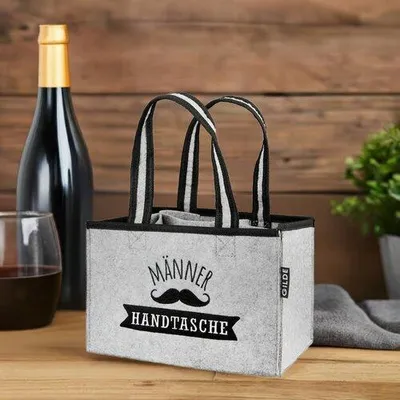 Produktbild von Gilde Flaschentasche, rechteckig, "Männer Handtasche", Schriftzug, Filz, hellgrau, VE 6, L. 14 cm, B. 23 cm, H. 15 cm